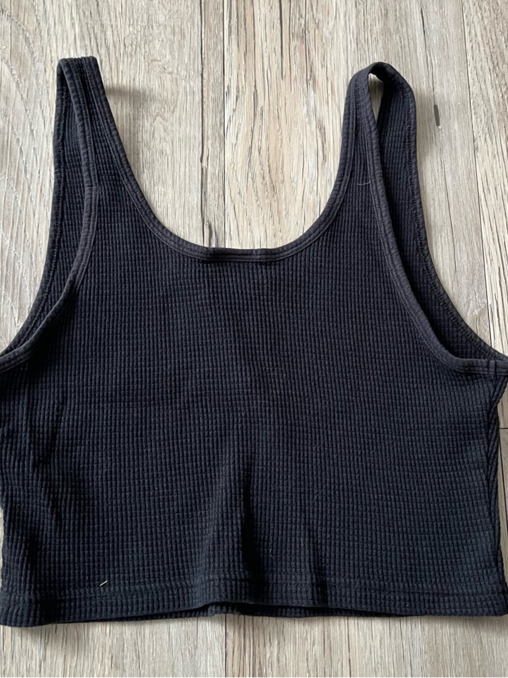 TNA Black Ribbed V-Notch Crop Tank - Picture 3 of 3